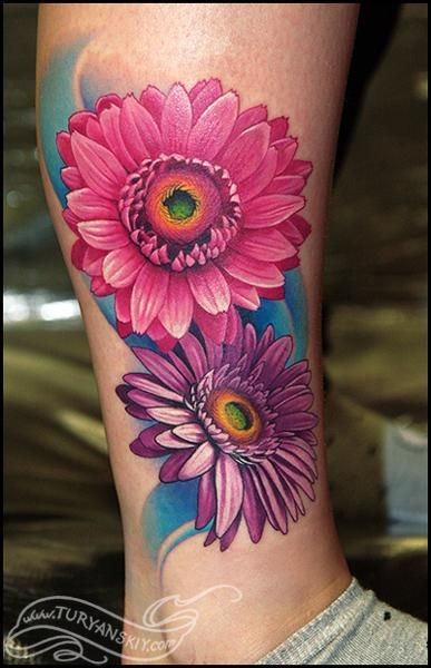 腿部漂亮的花朵纹身
