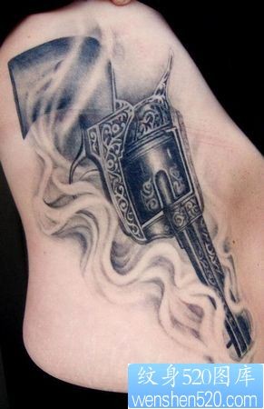 美女腹部手枪纹身图片纹身作品