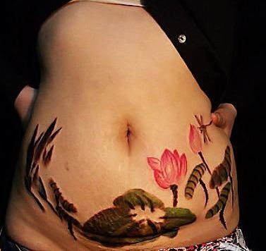 腹部纹身图片：腹部彩色水墨画莲花荷叶蜻蜓纹身图片纹身作品