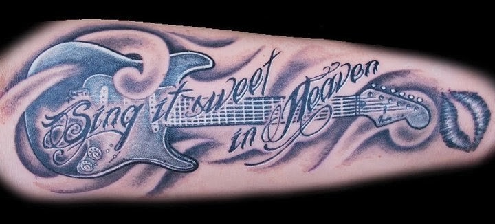 手臂上帅气的吉他英文纹身