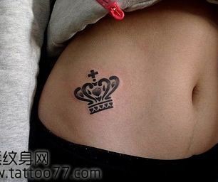 美女腹部潮流流行的皇冠纹身图片