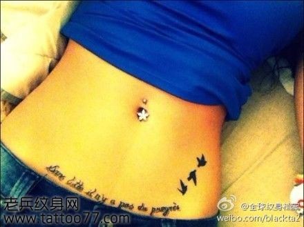 美女腹部潮流的字母小鸟纹身图片