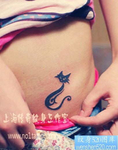 女孩子腹部可爱的图腾猫咪纹身图片