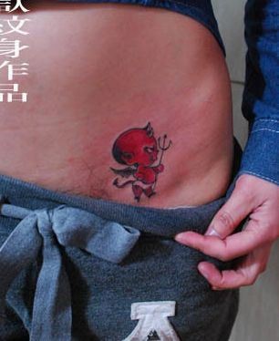 一幅另类经典的腹部欧美小恶魔纹身图片