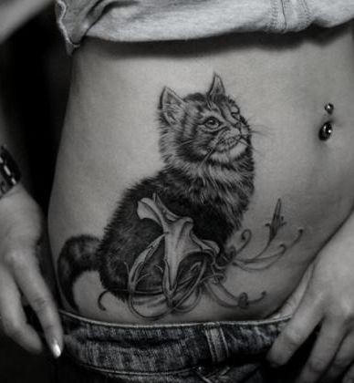 女孩子腹部猫咪纹身图片