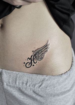美女腹部小巧精美的字母翅膀纹身图片