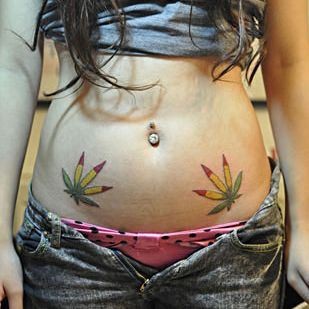 一幅女孩子腹部彩色枫叶纹身图片