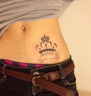 美女腹部图腾皇冠纹身图片