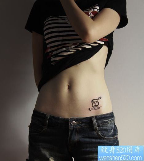 女孩子腹部一幅图腾音符纹身图片