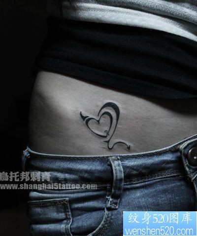 一幅女孩子腹部精美好看的图腾爱心纹身图片