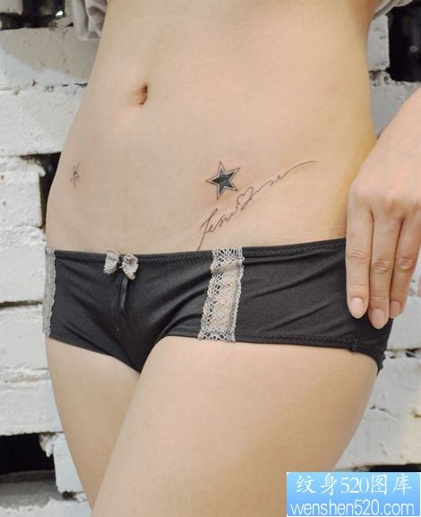 女孩子腹部精美流行的五角星字母纹身图片