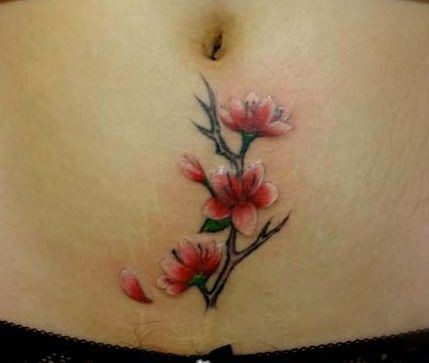 美女腹部好看的桃花纹身图片