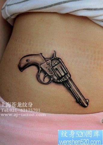 美女腹部唯美潮流的手枪纹身图片