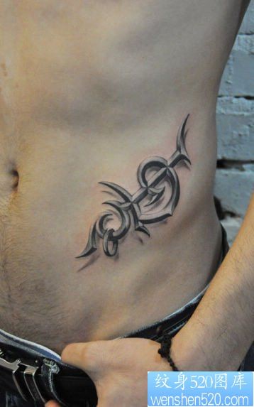 男人腹部漂亮的立体图腾纹身图片