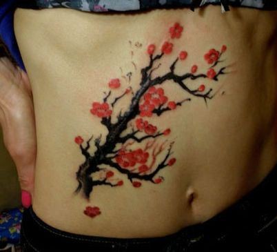 美女腹部唯美好看的梅花纹身图片
