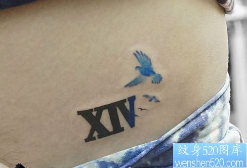 女孩子腹部英文字母与小鸟纹身图片