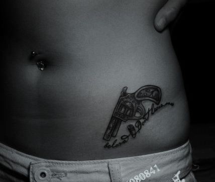 女孩子腹部小手枪纹身图片