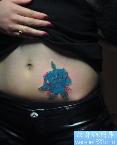 一幅美女腹部欧美玫瑰花纹身图片