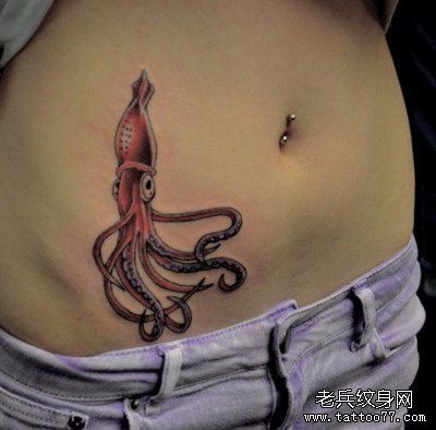 美女腹部一幅小鱿鱼纹身图片