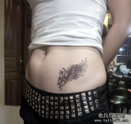 美女腹部好看精美的翅膀纹身图片