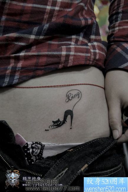 女孩子喜欢的腹部图腾猫咪纹身图片