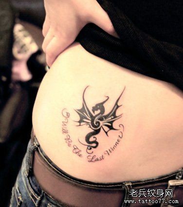 女孩子腹部图腾龙与字母纹身图片