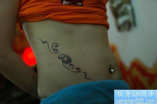 女人腹部好看的一幅图腾藤蔓纹身图片