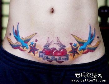 美女腹部一幅小燕子爱心纹身图片