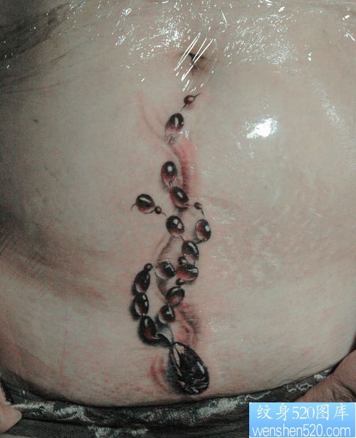 女孩子腹部一幅钻石吊链纹身图片