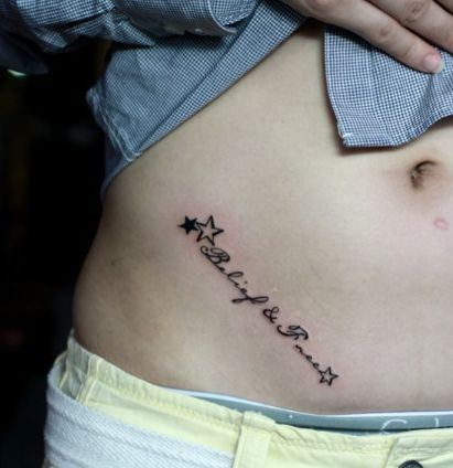 女孩子腹部小巧精美的字母五角星纹身图片