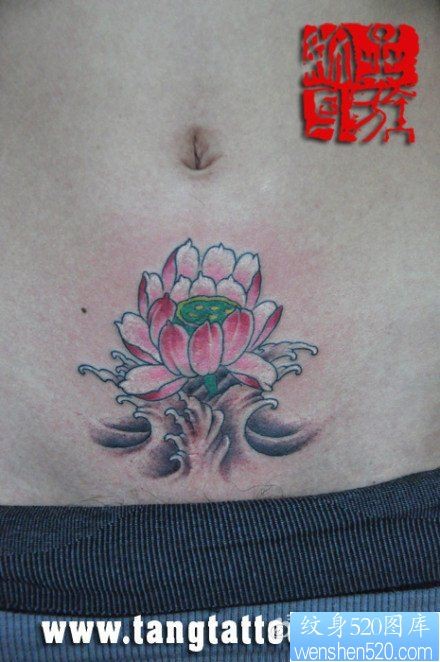 女性腹部好看的莲花纹身图片