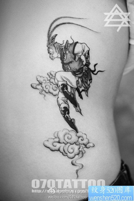 女性腹部潮流唯美的莲花纹身图片