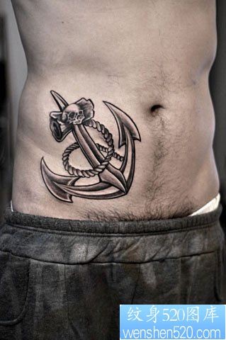 男人腹部经典的黑灰船锚纹身图片