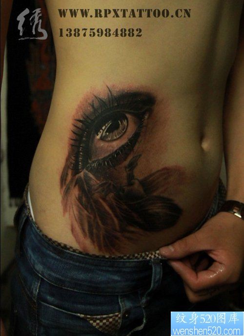 女人腹部超酷的一幅眼睛纹身图片