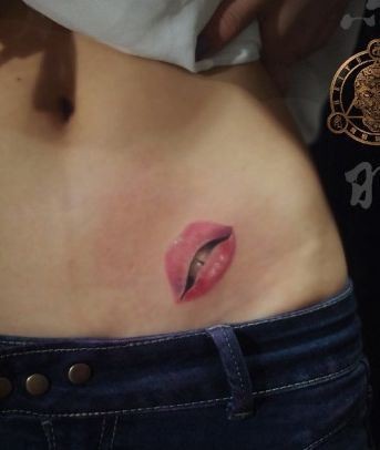 女孩子腹部潮流性感的唇印纹身图片