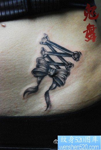 女人腹部潮流流行的蝴蝶结纹身图片