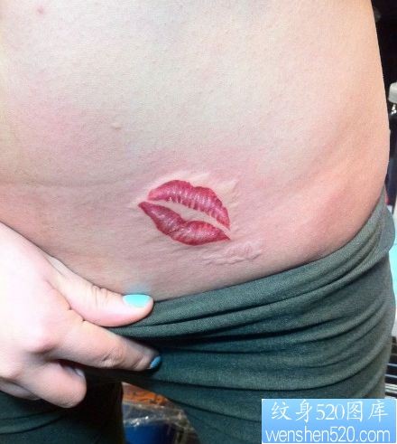 女孩子腹部潮流流行的唇印纹身图片