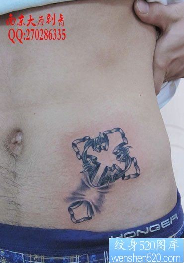 男人腹部精美的十字架纹身图片
