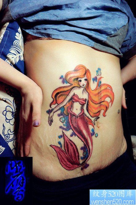 女人腹部时尚潮流的卡通美人鱼纹身图片
