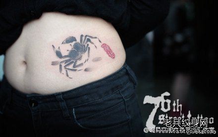 女人腹部唯美潮流的水墨螃蟹纹身图片