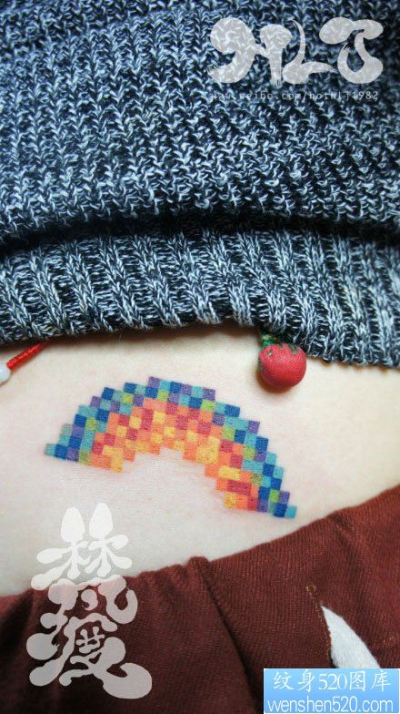 女人腹部精美漂亮的马赛克彩虹纹身图片
