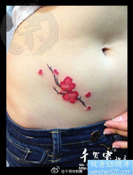 美女腹部唯美漂亮的梅花纹身图片