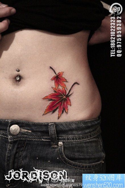 女人腹部唯美时尚的枫叶纹身图片