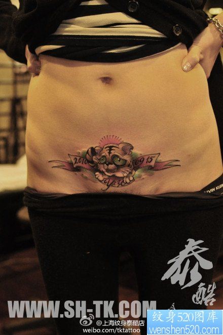 美女腹部可爱的小老虎纹身图片