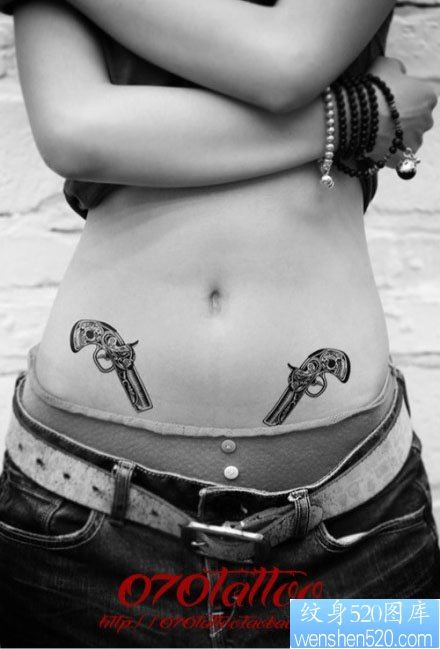 女人腹部时尚唯美的小手枪纹身图片