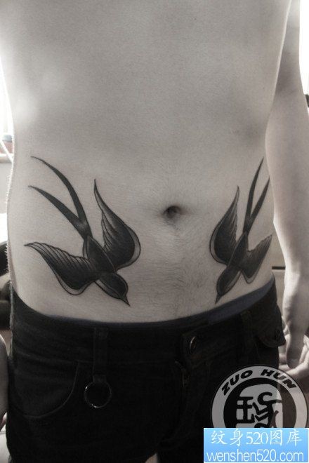 腹部时尚经典的黑白小燕子纹身图片