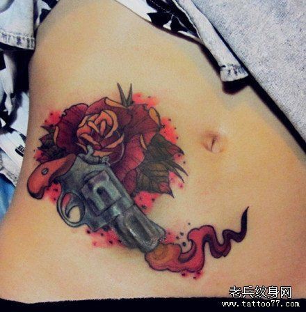 美女腹部潮流经典的手枪与玫瑰花纹身图片