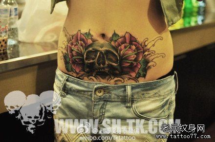 女人腹部唯美经典的骷髅与玫瑰花纹身图片