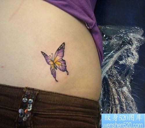 女人腹部小巧潮流的彩色蝴蝶纹身图片
