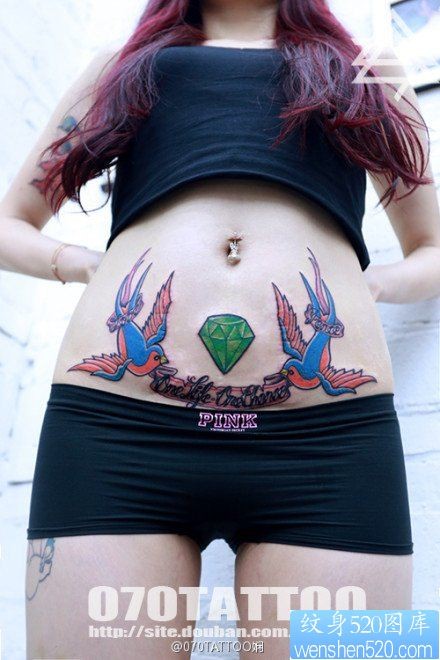 美女腹部潮流经典的钻石与小燕子纹身图片